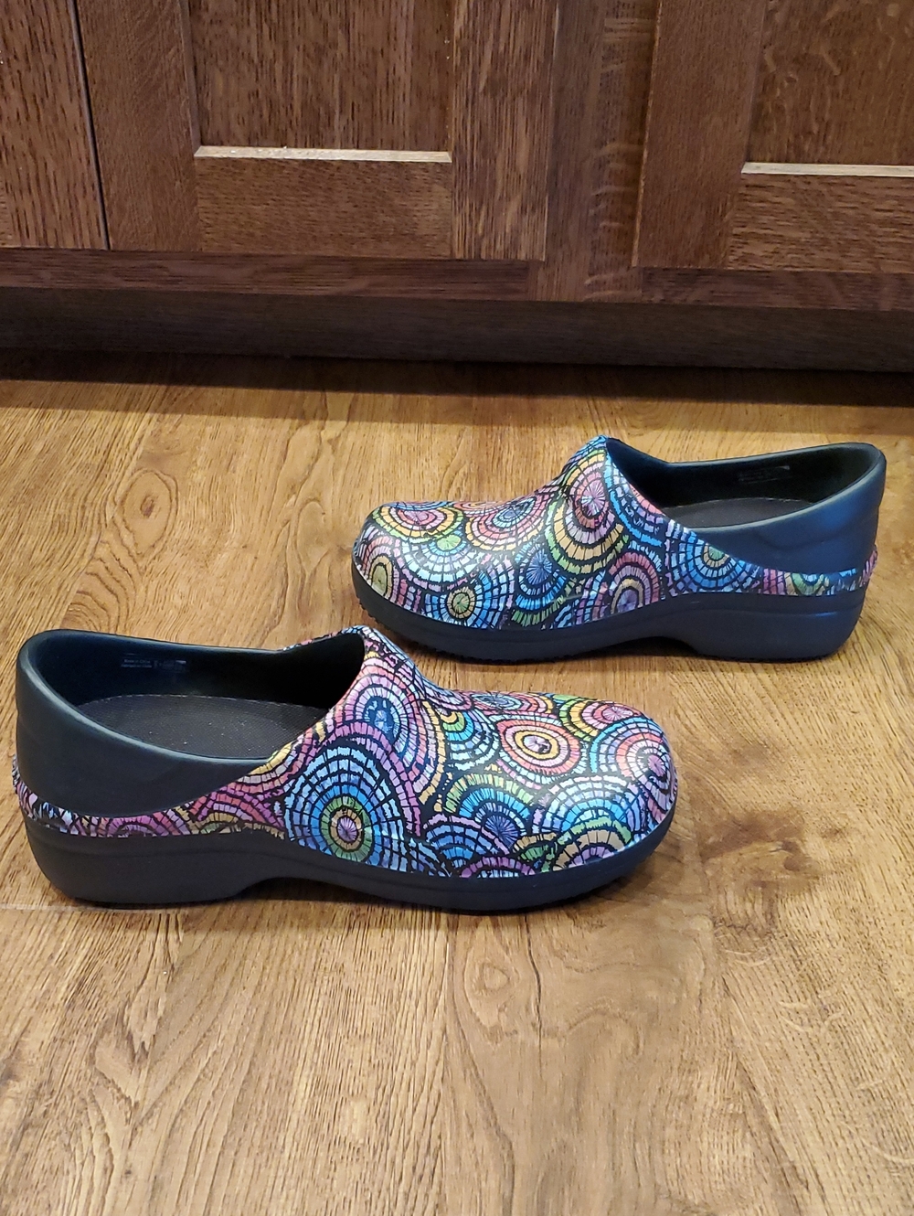 CROCS Neria Pro II Graphic Mosaic Print Dual Comfort Work Clogs Womens 9 - Picture 10 of 11